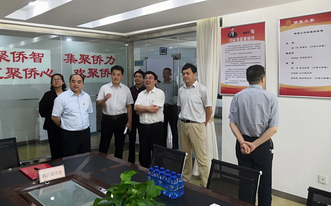 董事長(zhǎng)翟一鳴介紹僑胞之家建設(shè)情況（網(wǎng)用）.jpg
