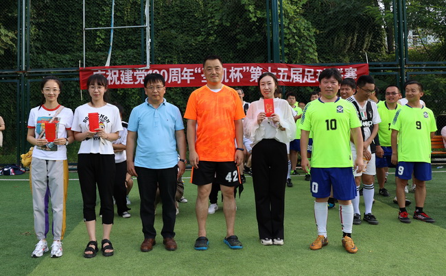 （網(wǎng)用）公司領(lǐng)導(dǎo)為獲得八米近射前三名隊(duì)頒獎.jpg